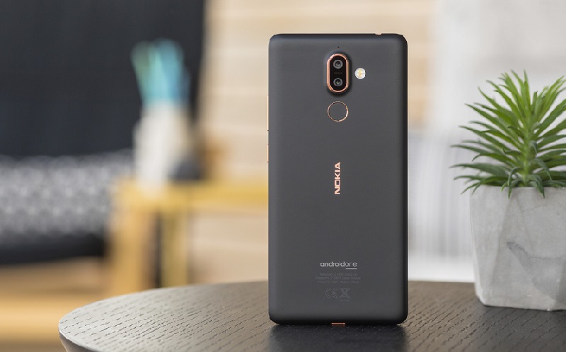 đánh giá nokia 7 plus thiết kế mắt sau