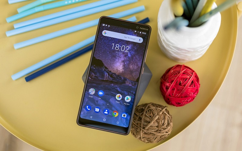 đánh giá nokia 7 plus thiết kế mắt trước