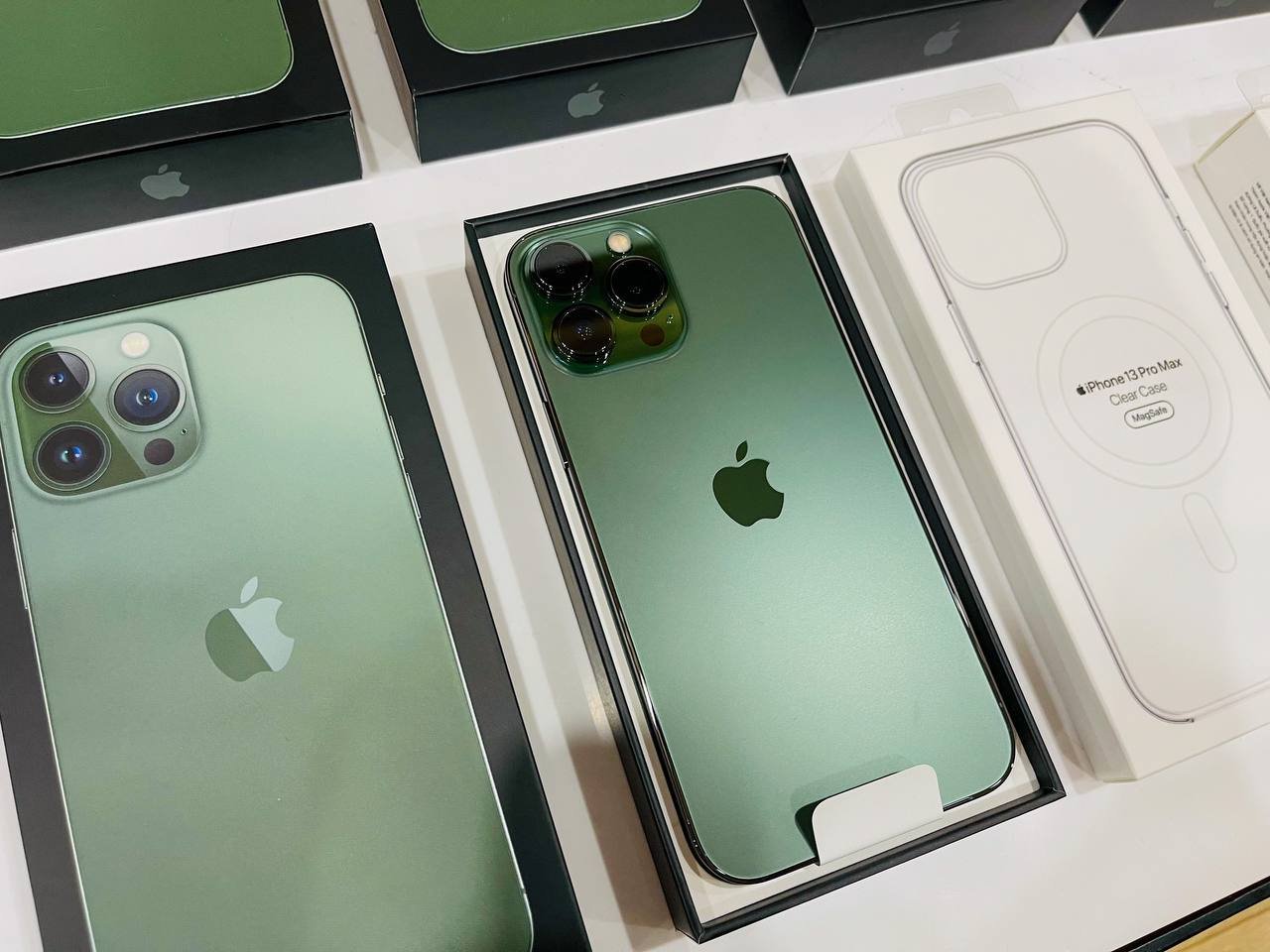 iPhone 13 Pro Max, Xanh Lá, Chính Hãng - Sự kết hợp hoàn hảo giữa màu sắc đẳng cấp và chất lượng hàng đầu của sản phẩm chính hãng sẽ đưa bạn đến một trải nghiệm đỉnh cao trong việc sở hữu smartphone. Hãy xem hình ảnh iPhone 13 Pro Max màu xanh lá này để chiêm ngưỡng vẻ đẹp tuyệt vời.