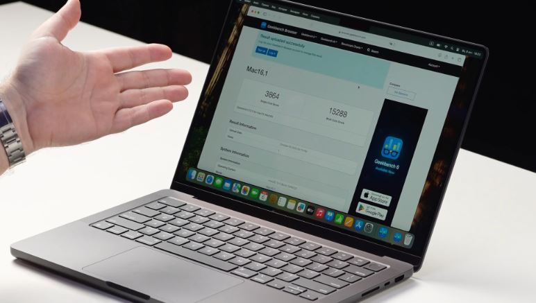 MacBook Pro M4 có màn hình sắc nét, giá hấp dẫn