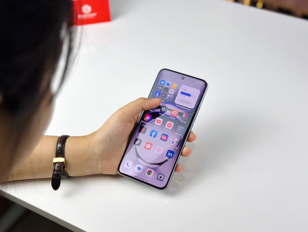 Oppo Reno13 Pro có màn hình đục lỗ 