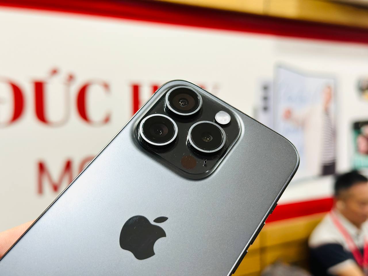 iPhone 15 Pro cũ được trang bị cụm 3 camera sau với camera chính 48MP