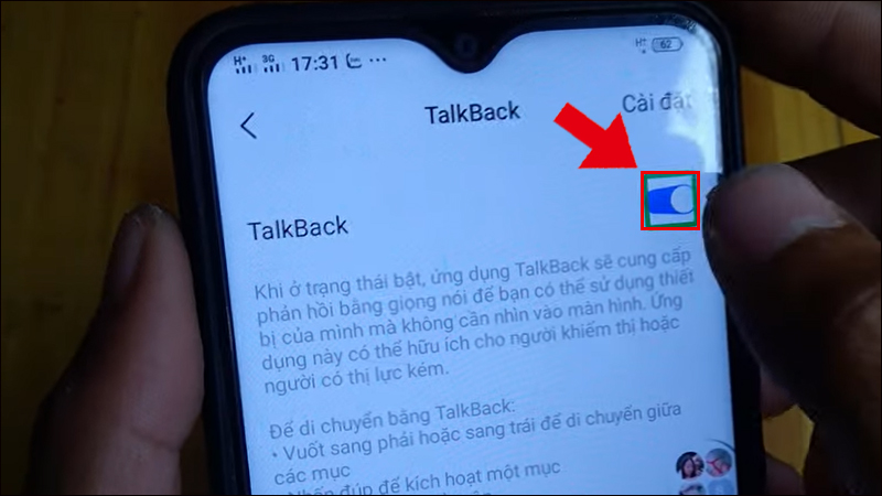 Gạt nút sang phải để bật chế độ TalkBack.