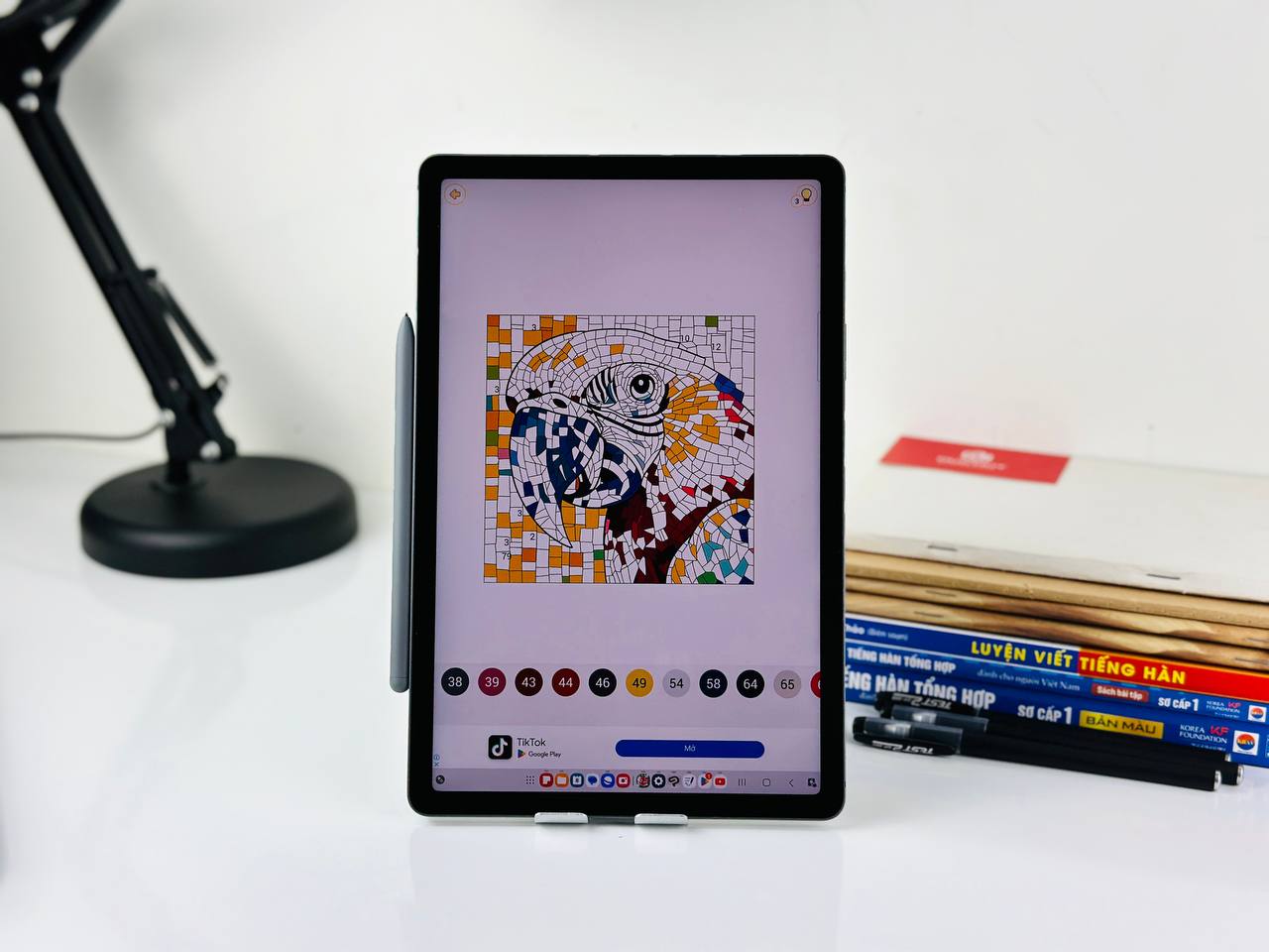 Giải trí mượt mà trên chiếc máy tính bảng Samsung Galaxy Tab S9 FE 5G