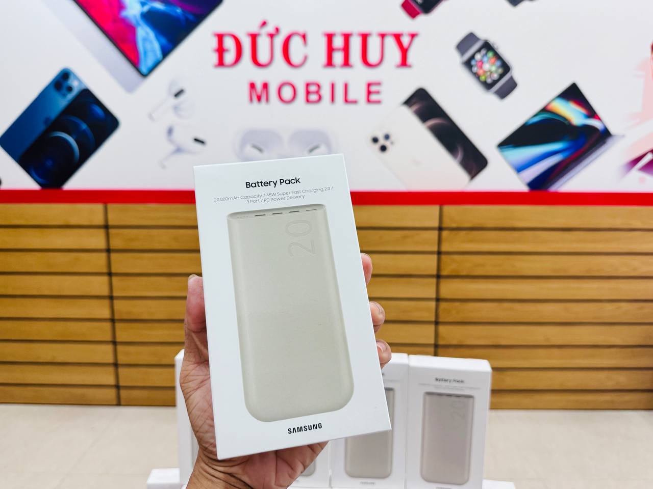 trên tay sạc dự phòng Samsung 20000mAh 