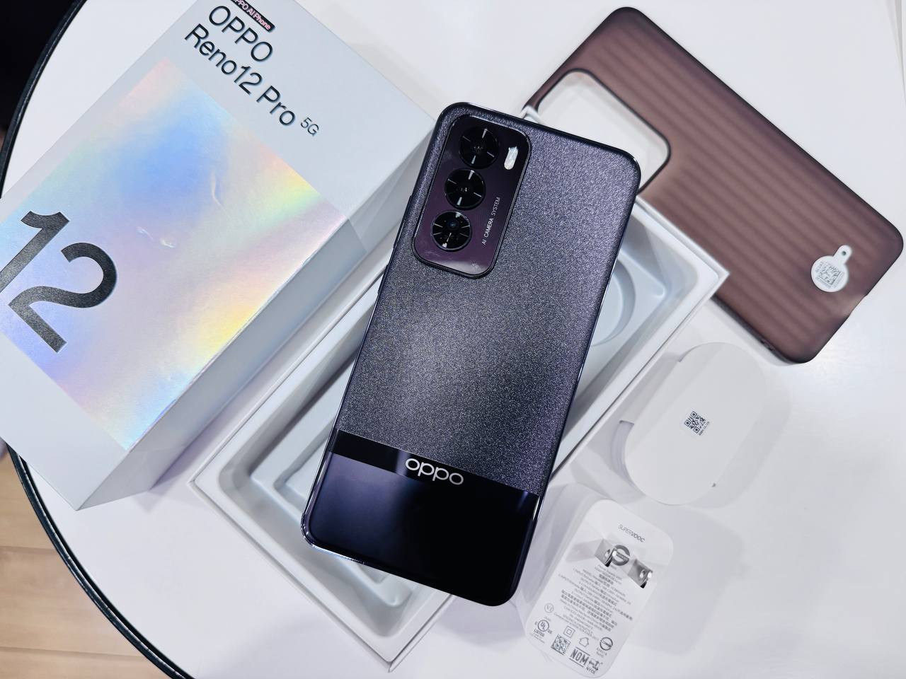 cận cảnh Oppo Reno12 Pro 5G màu nâu