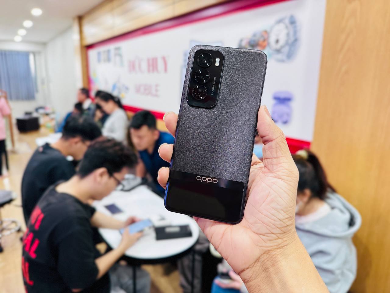 Trên tay Oppo Reno12 Pro 5G màu nâu