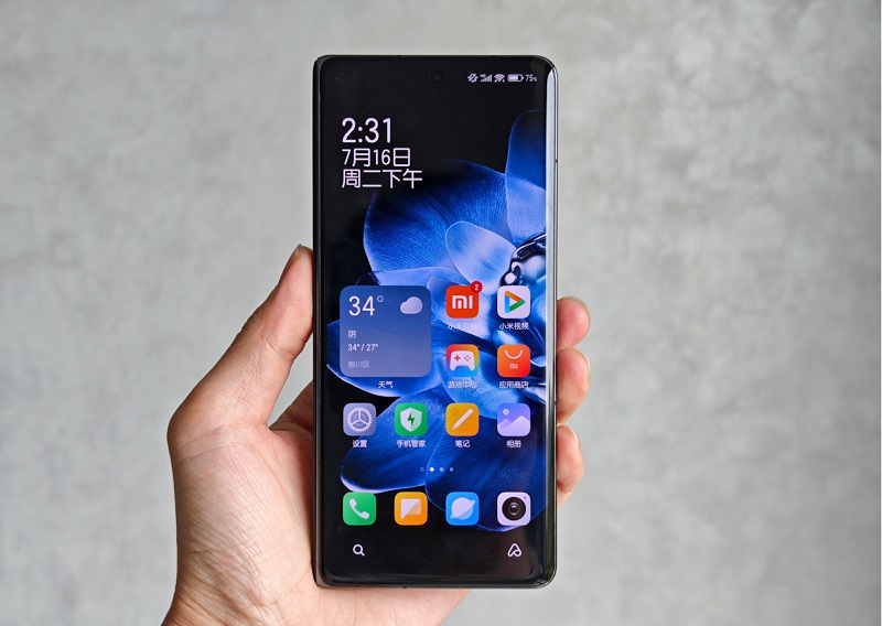 mặt trước Xiaomi Mix Fold 4 nổi bật với viền mỏng