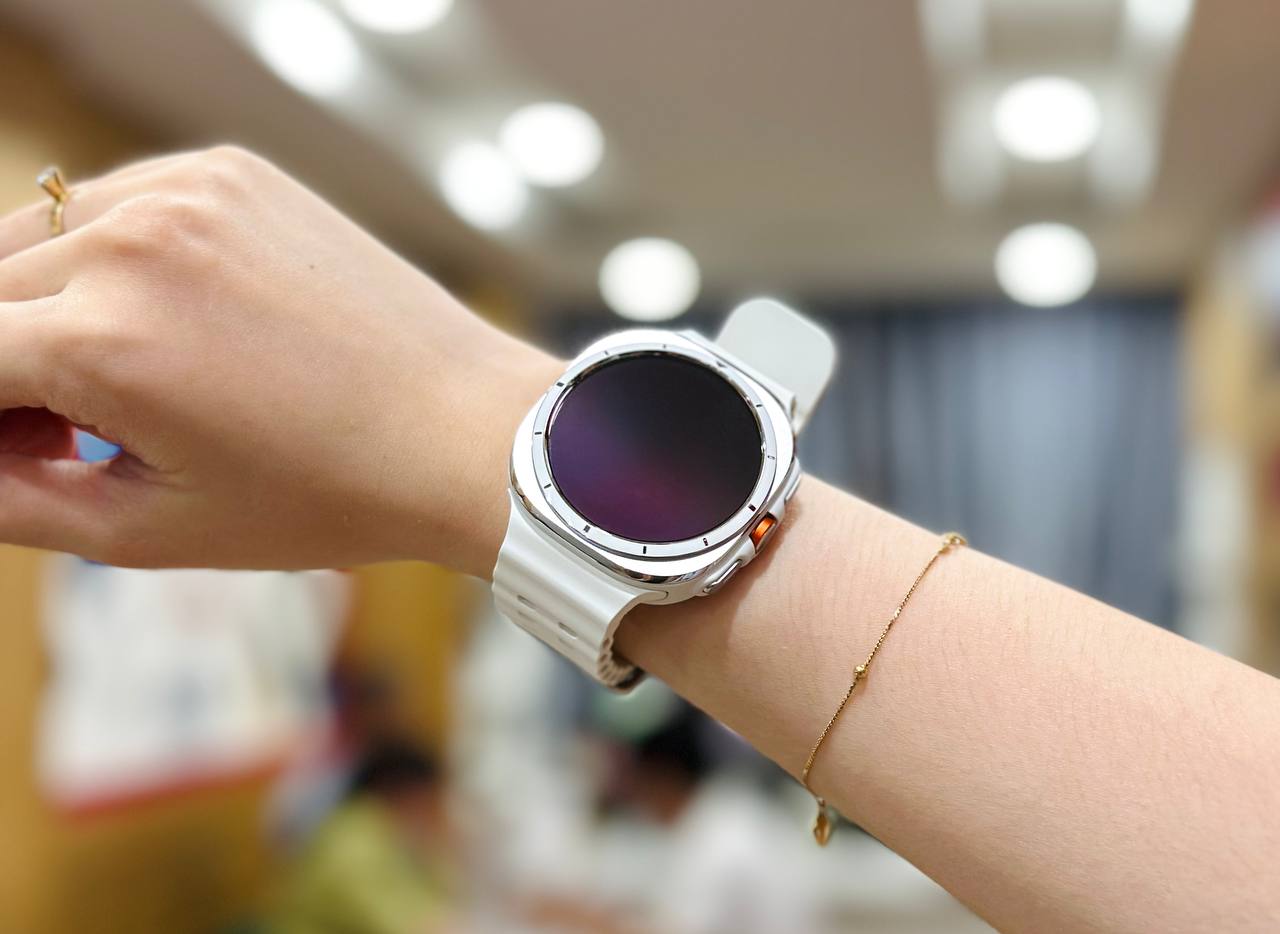 Samsung Galaxy Watch Ultra LTE 47mm có màn hình lớn 