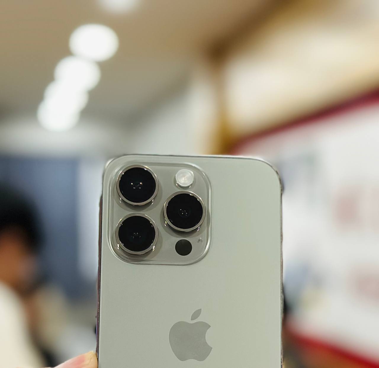 Cụm camera của iPhone 15 Pro cũ vẫn đẹp như mới 