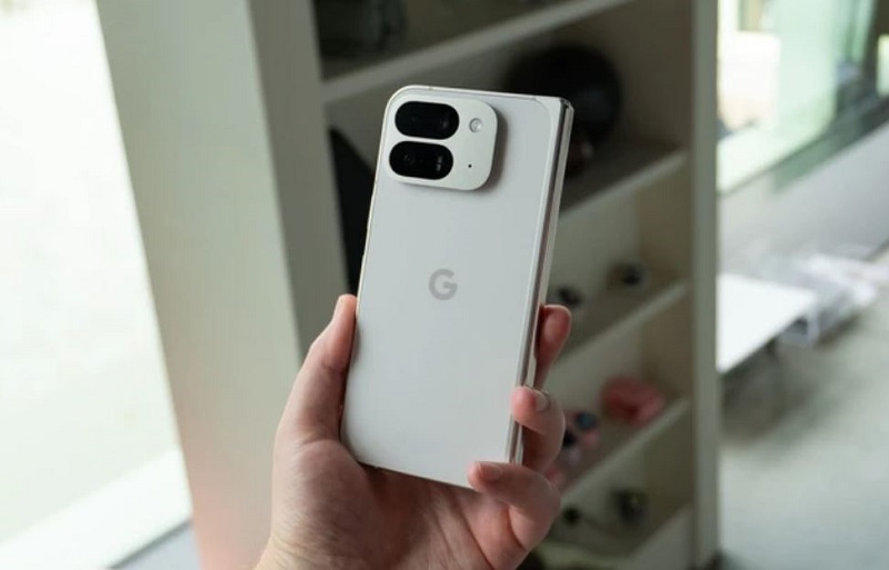 trên tay Google Pixel 9 Pro Fold có cảm giác cầm thoải mái