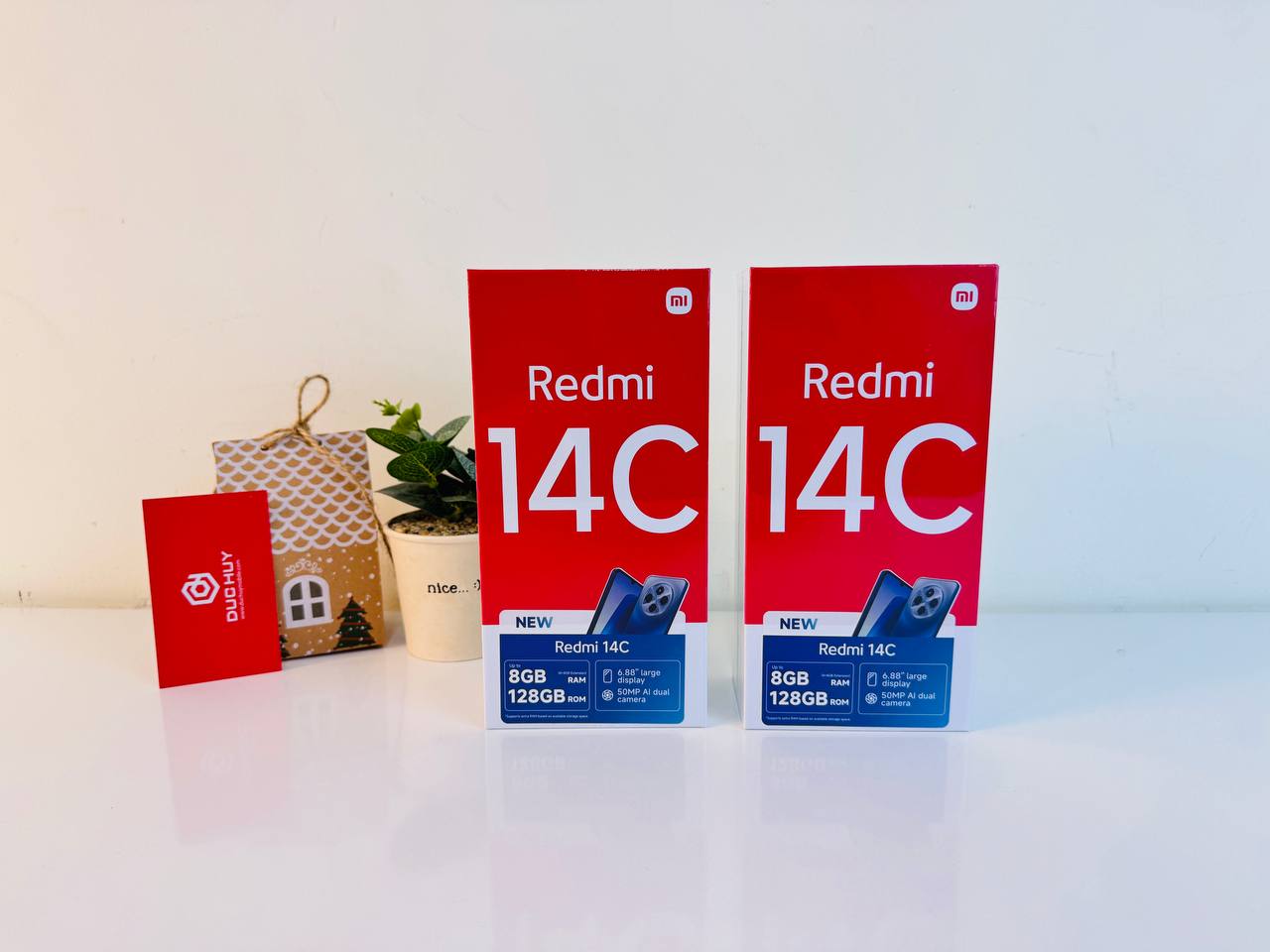 Redmi 14C vẫn có hộp đựng có tông màu đỏ 