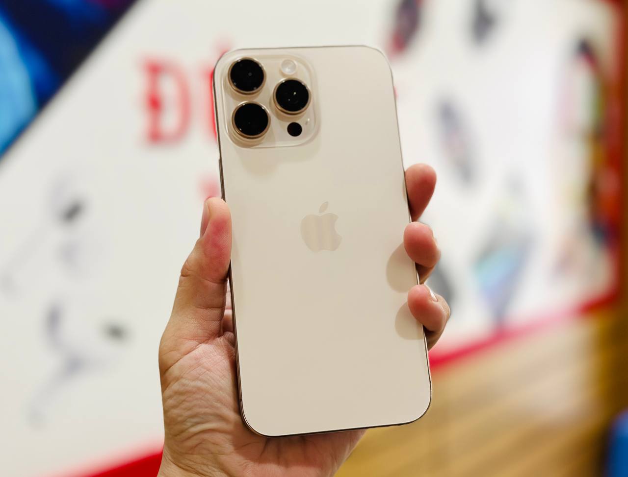 Trên tay iPhone 16 Pro Max màu Vàng Sa Mạc