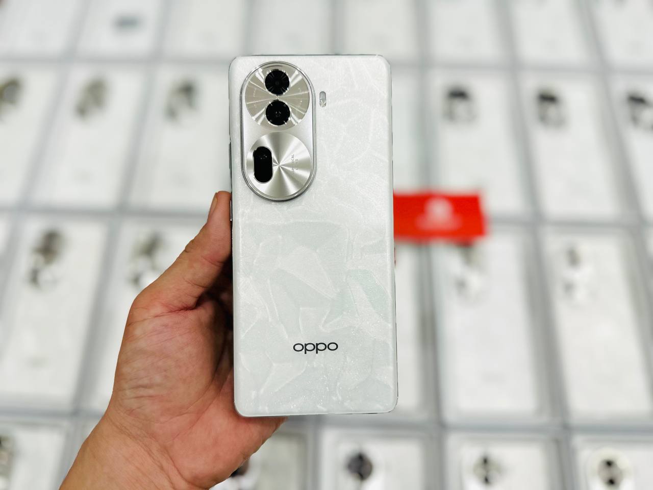 Oppo Reno11 Pro 5G cũ có thiết kế đẹp, sang trọng