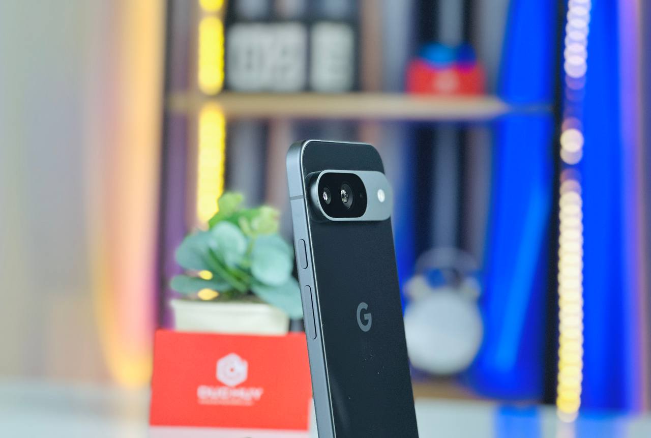 Cận cảnh Google Pixel 9 màu đen mới