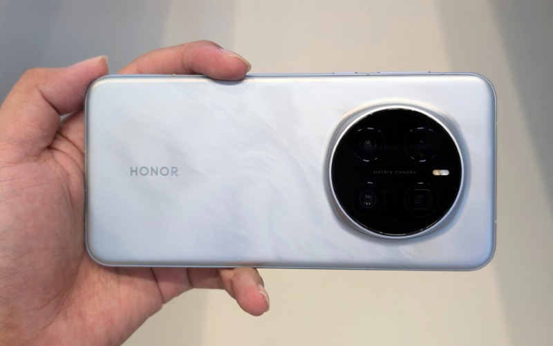 Thiết kế thon dài của Honor Magic 7 Pro