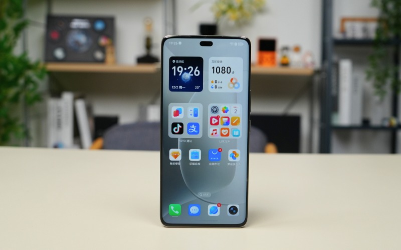 Màn hình AMOLED cong tràn viền độ phân giải 1.5K sắc nét