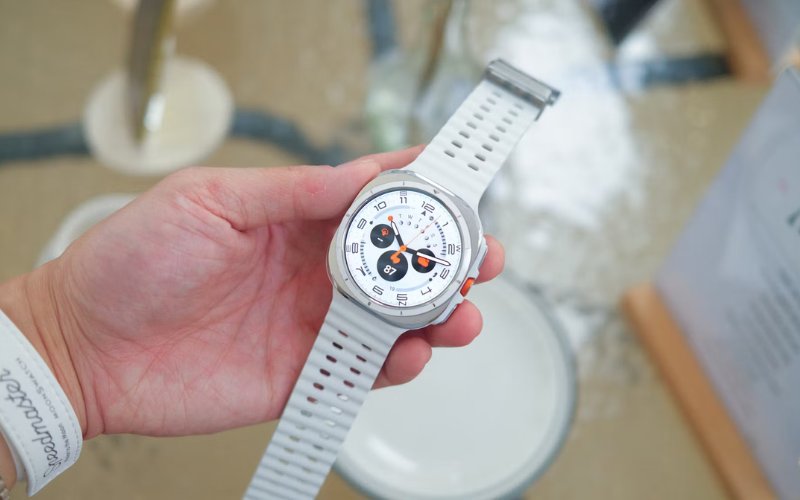 Mặt kính Sapphire cứng cáp trên Galaxy Watch Ultra