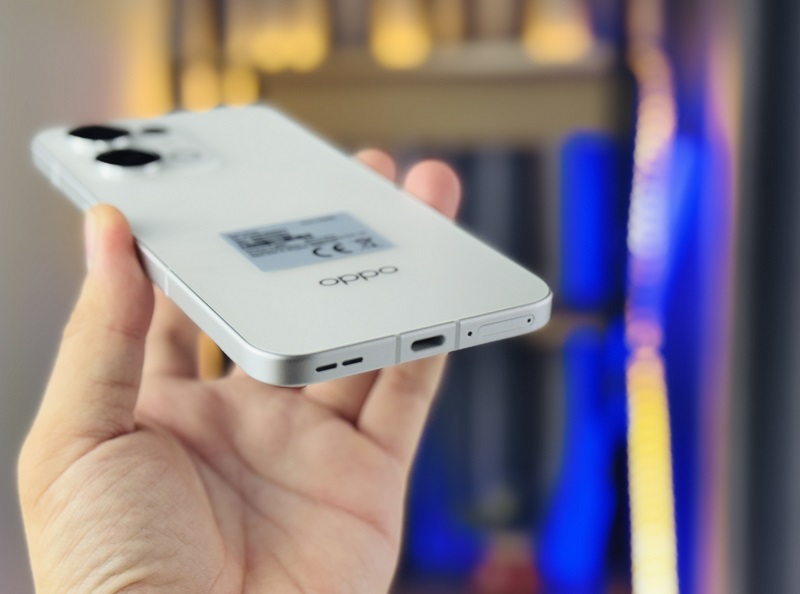 Cạnh dưới của điện thoại OPPO Reno13 5G chứa loa ngoà