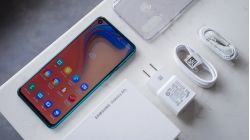 Đập hộp Samsung Galaxy A8s đầu tiên tại Việt Nam 