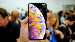 iPhone XS Max và Samsung Galaxy Note 9 chênh nhau 20 triệu, bạn chọn ai?